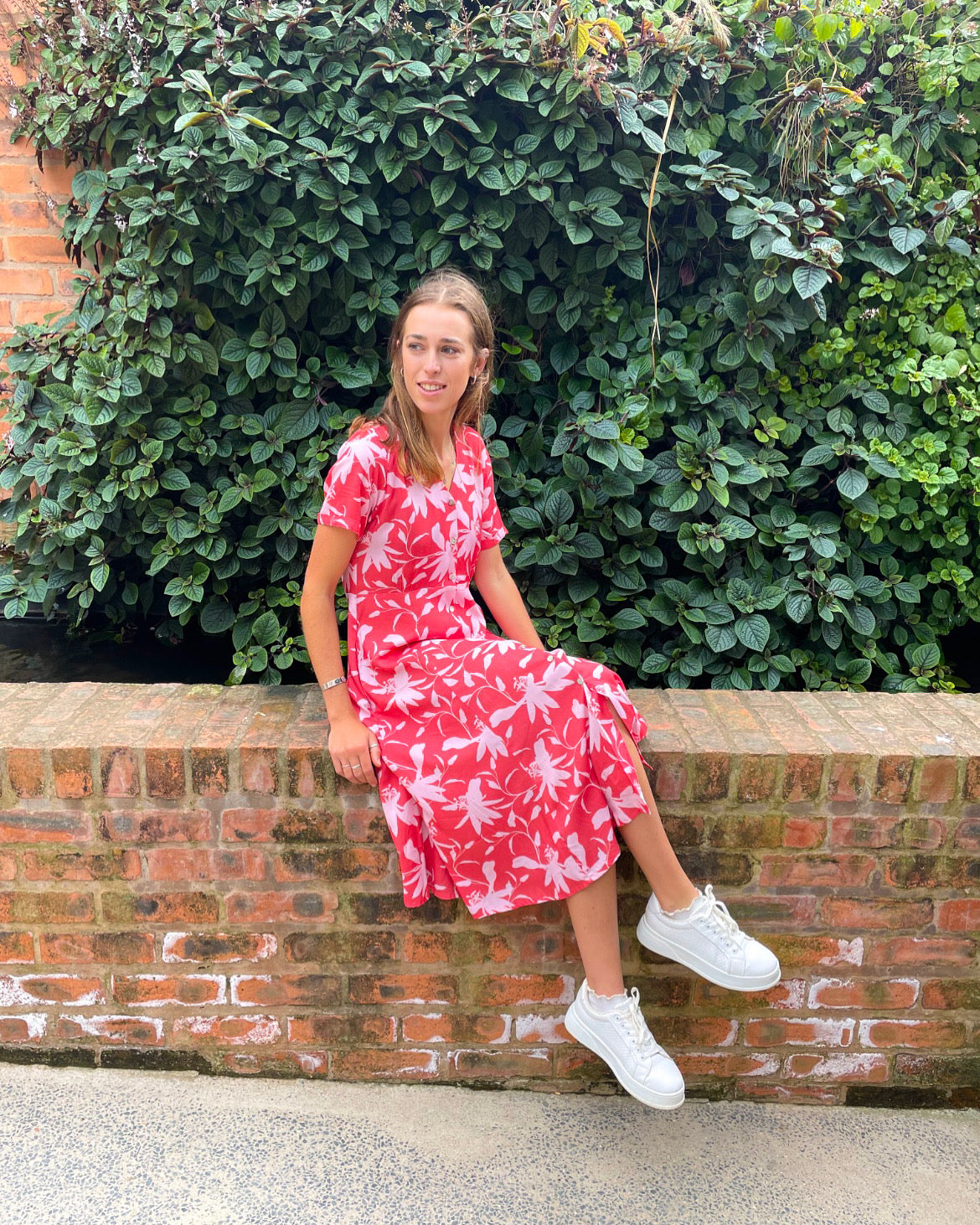 Jane - Pretty Lovely Red: V-Neck Straight Button-up Midi Dress with slimmer waistline