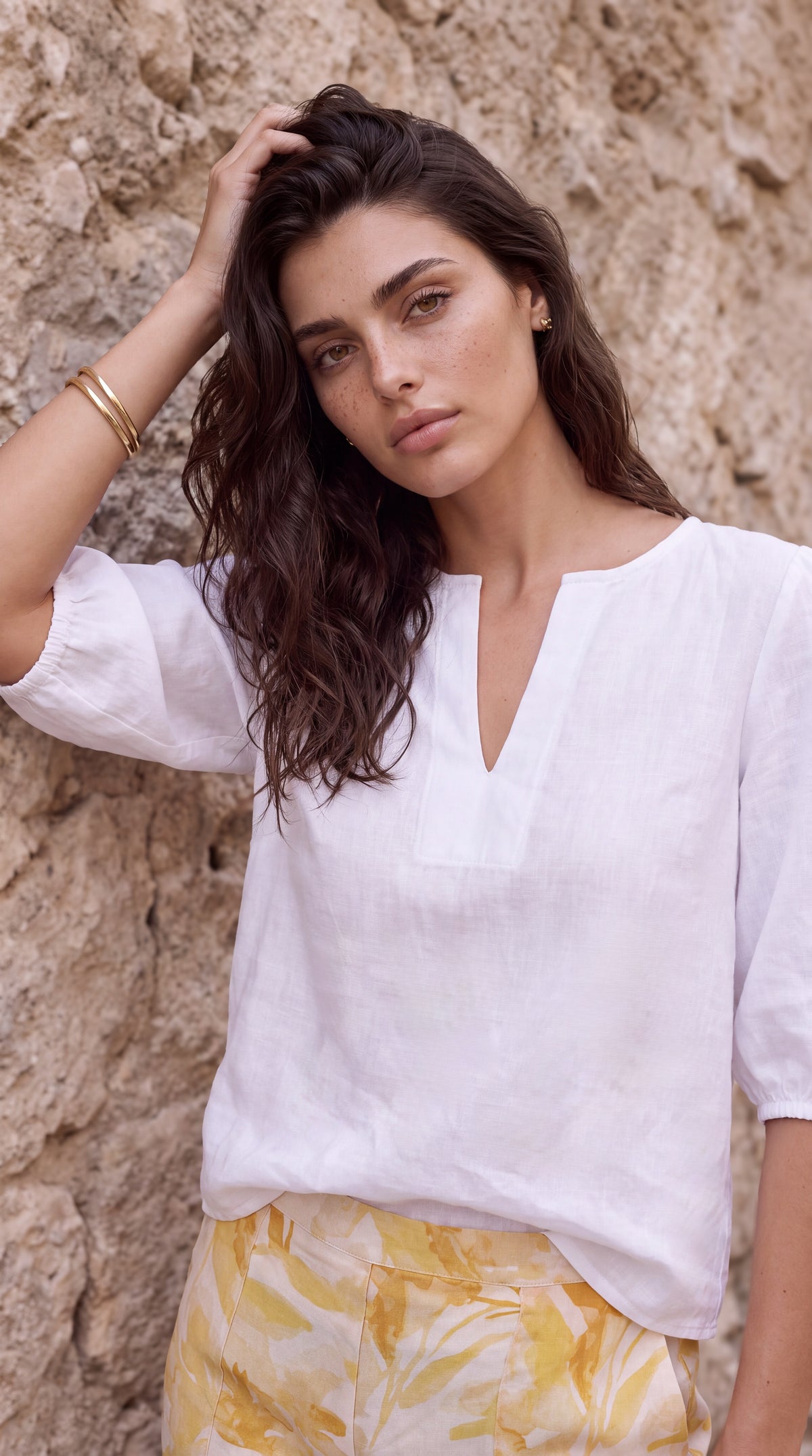 Luca - White premium 100% linen: Classic V-neck blouse with elasticated sleeves