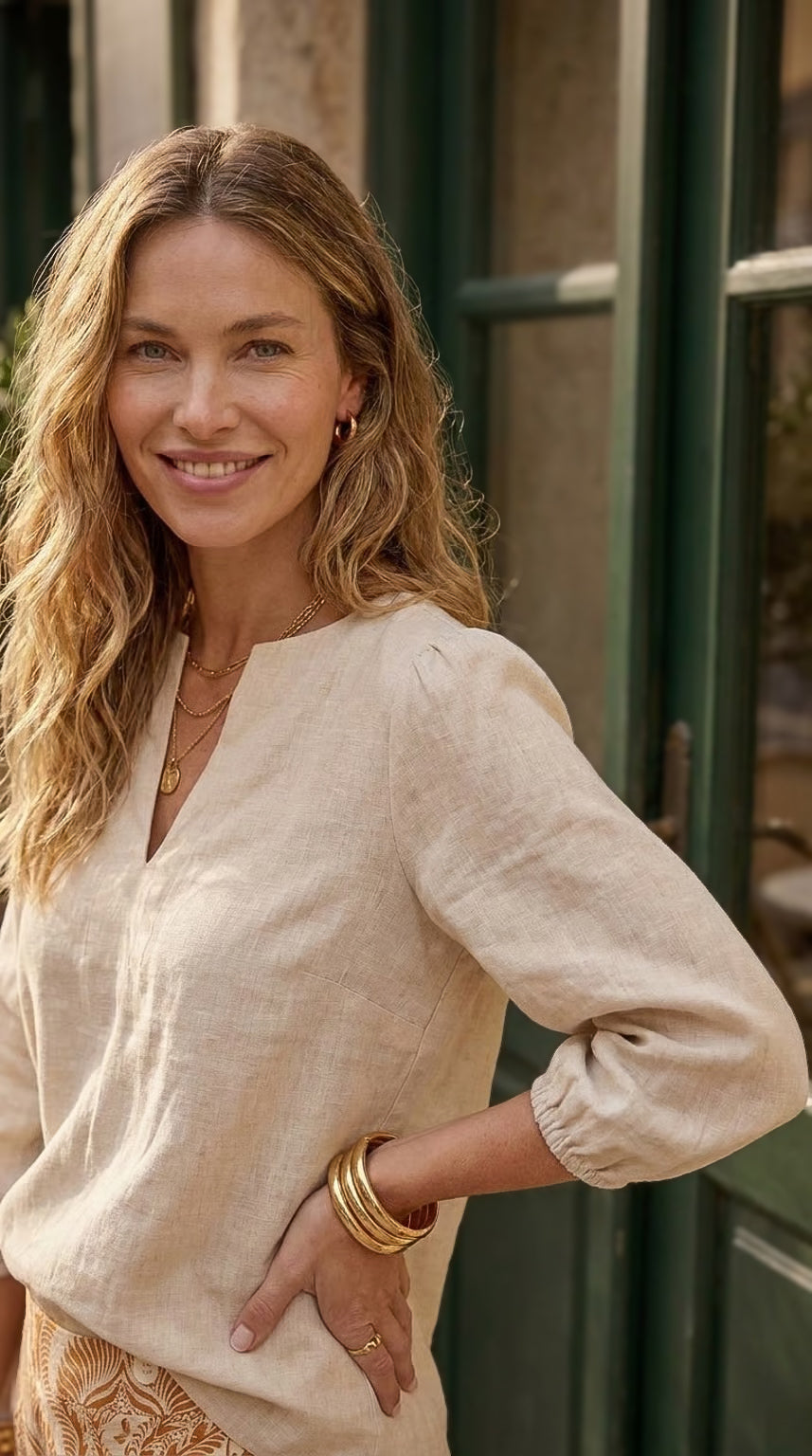 Luca - Natural linen: Classic V-neck blouse with elasticated sleeves