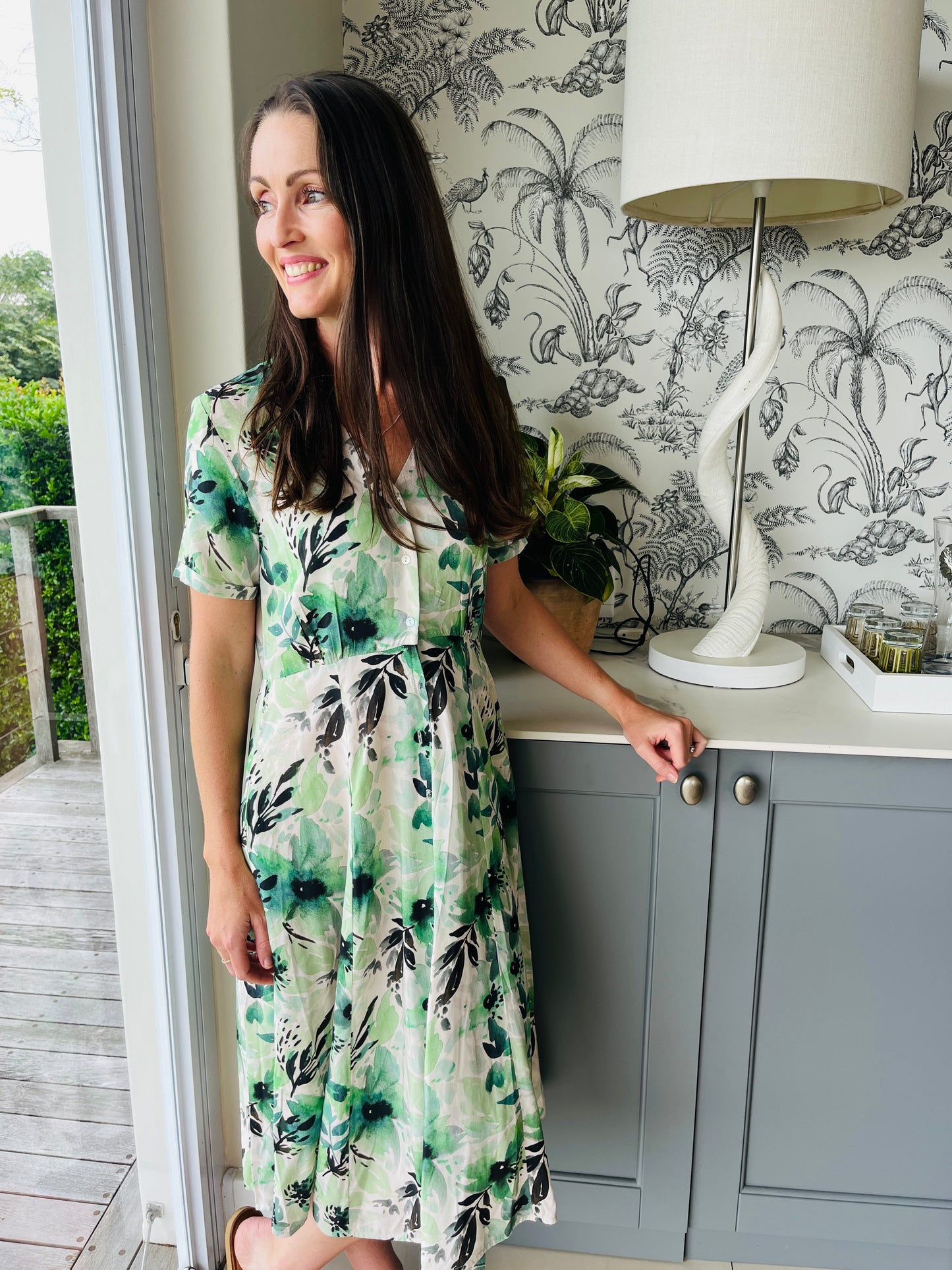 Jane - Faded Waterlily: V-Neck Straight Button-up Midi Dress with slimmer waistline