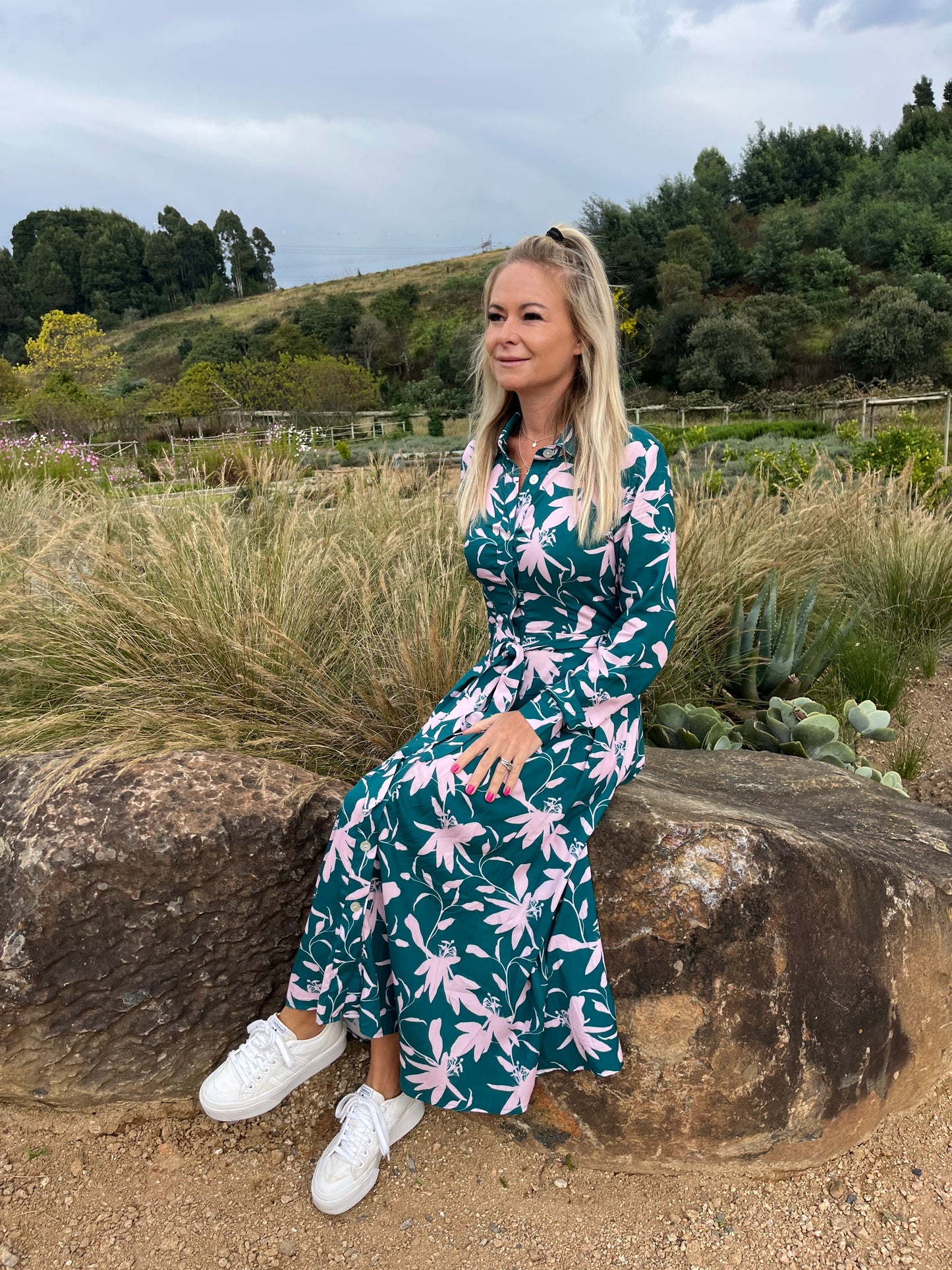 Blake - Pretty Lovely Green : Button - Up Long sleeve Collared Dress with Belt