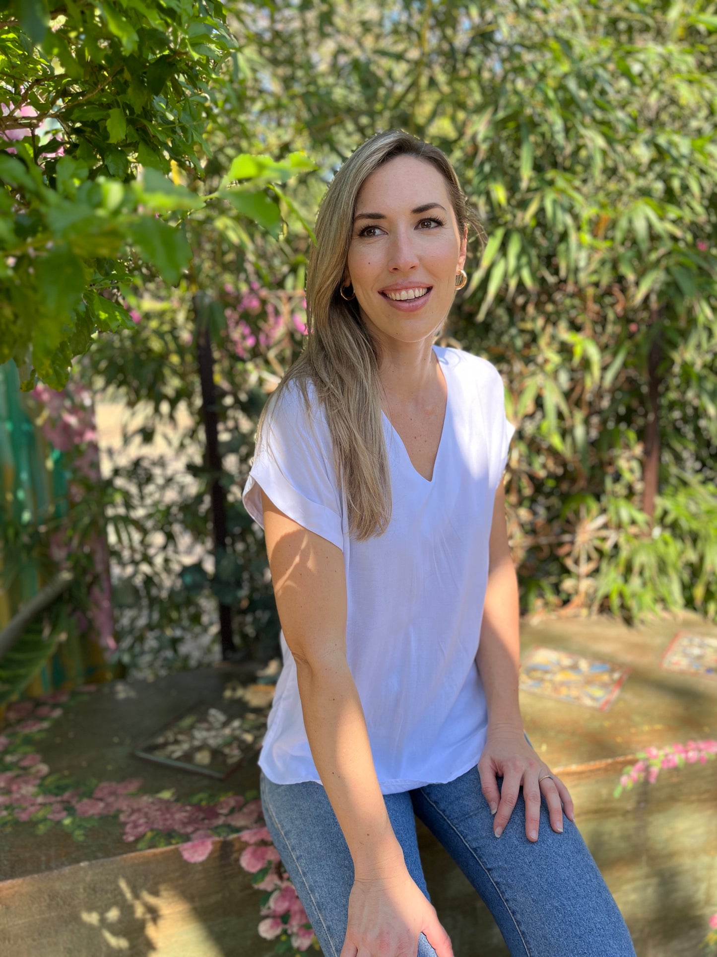Sadie - Plain White: Basic V-Neck Top