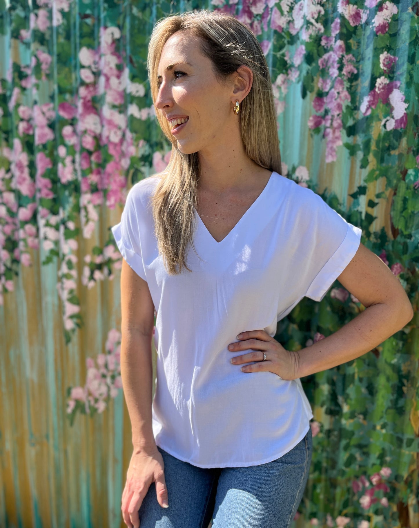 Sadie - Plain White: Basic V-Neck Top