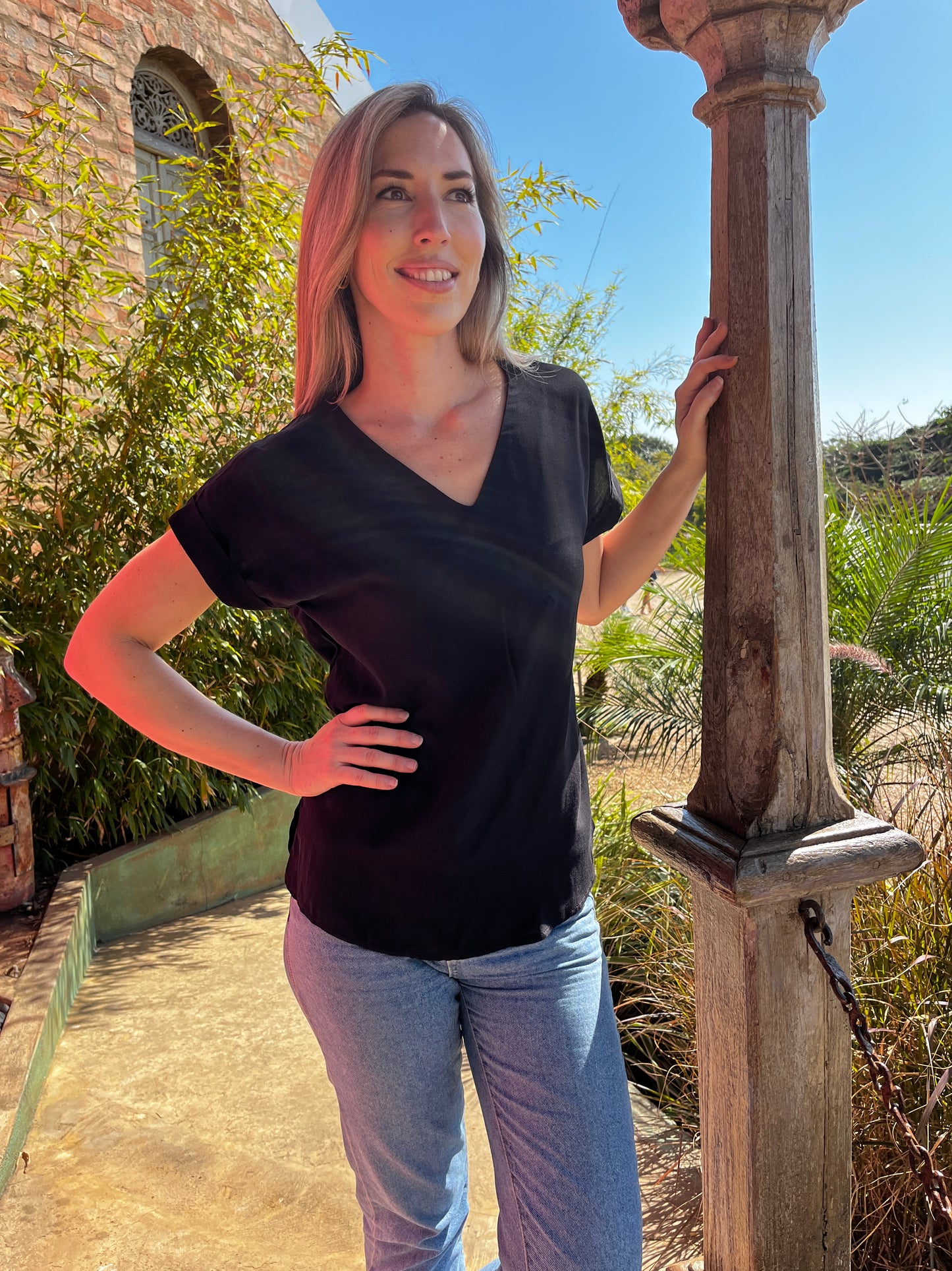 Sadie - Plain Black: Basic V-Neck Top