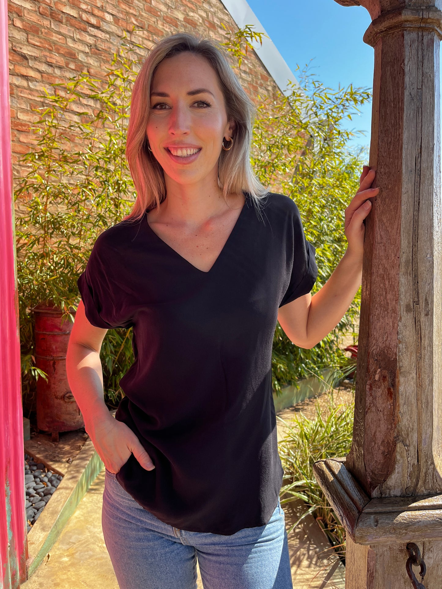 Sadie - Plain Black: Basic V-Neck Top