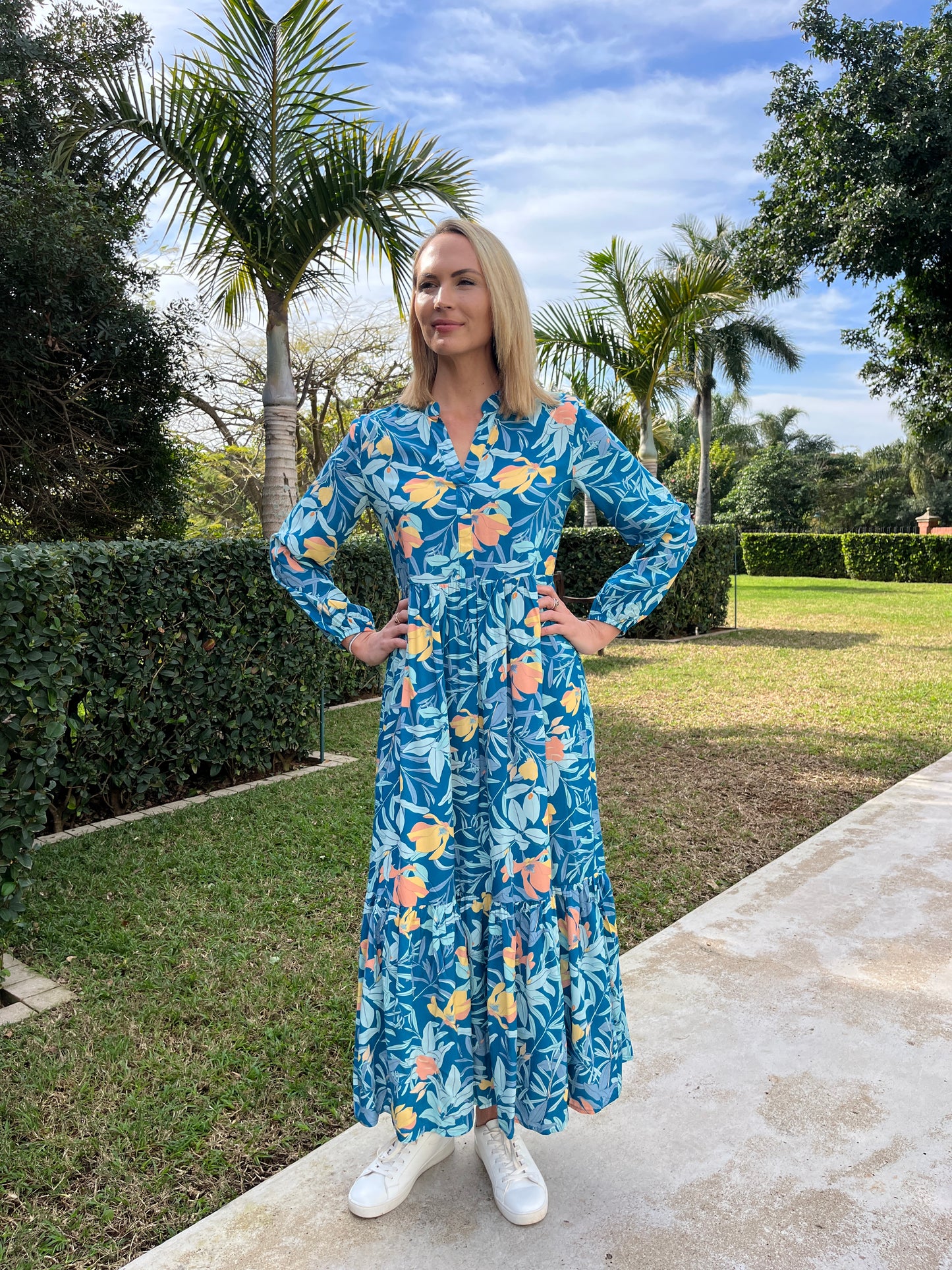 Winter Rose - Blooming Beauty: V-neck mandarin collar tiered dress with elasticated long sleeves
