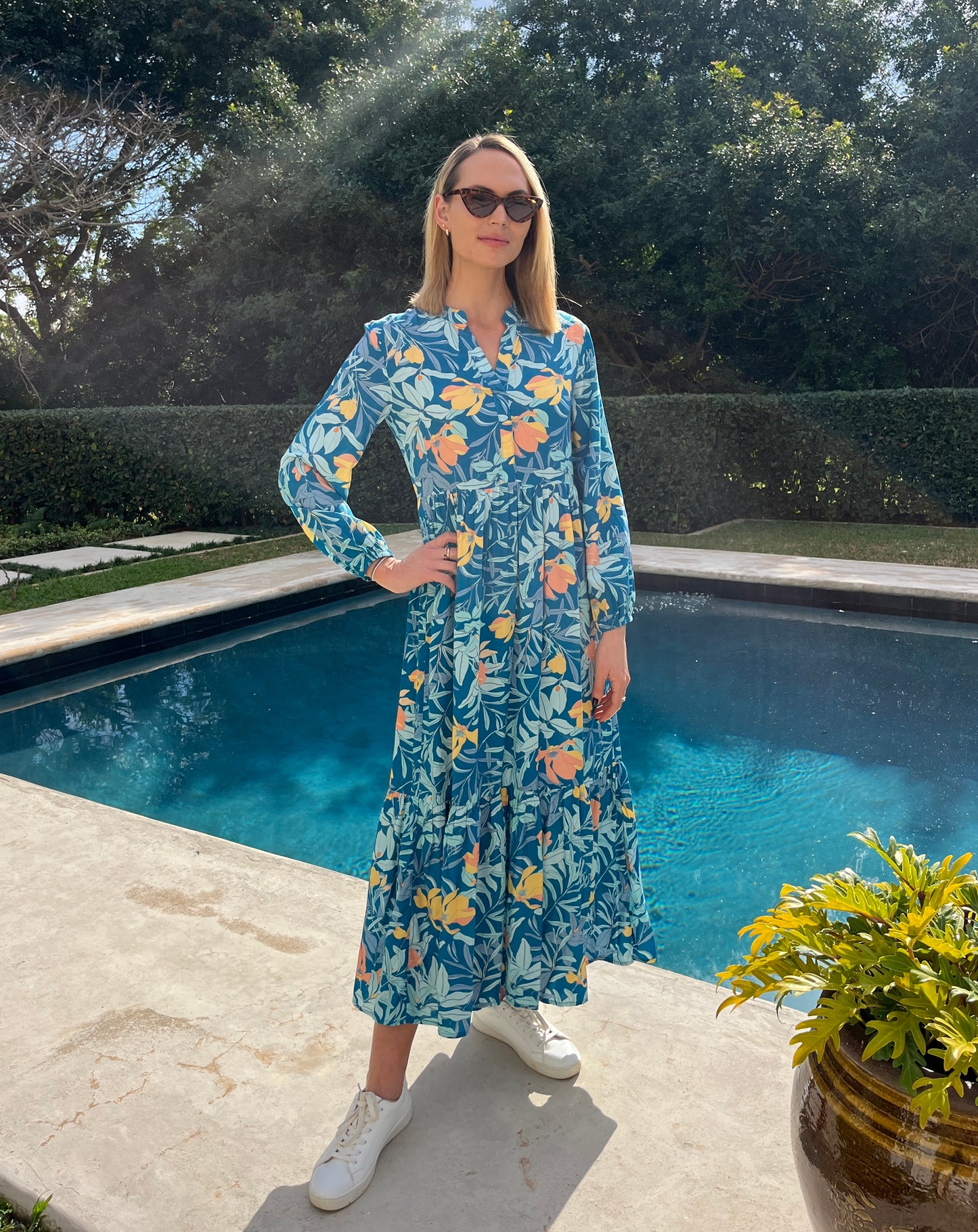 Winter Rose - Blooming Beauty: V-neck mandarin collar tiered dress with elasticated long sleeves