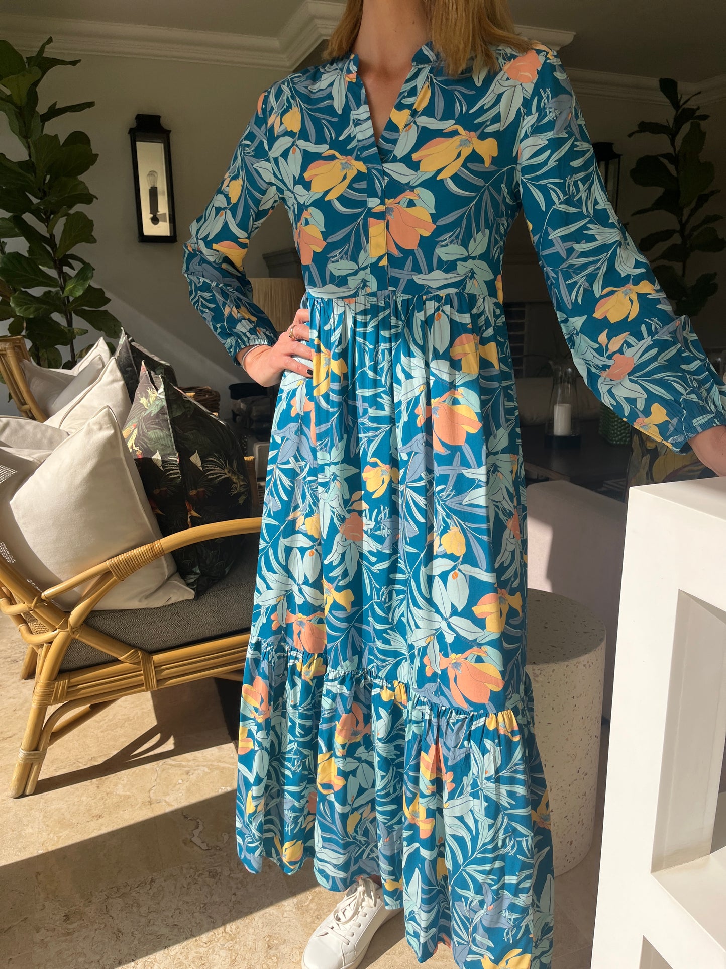 Winter Rose - Blooming Beauty: V-neck mandarin collar tiered dress with elasticated long sleeves