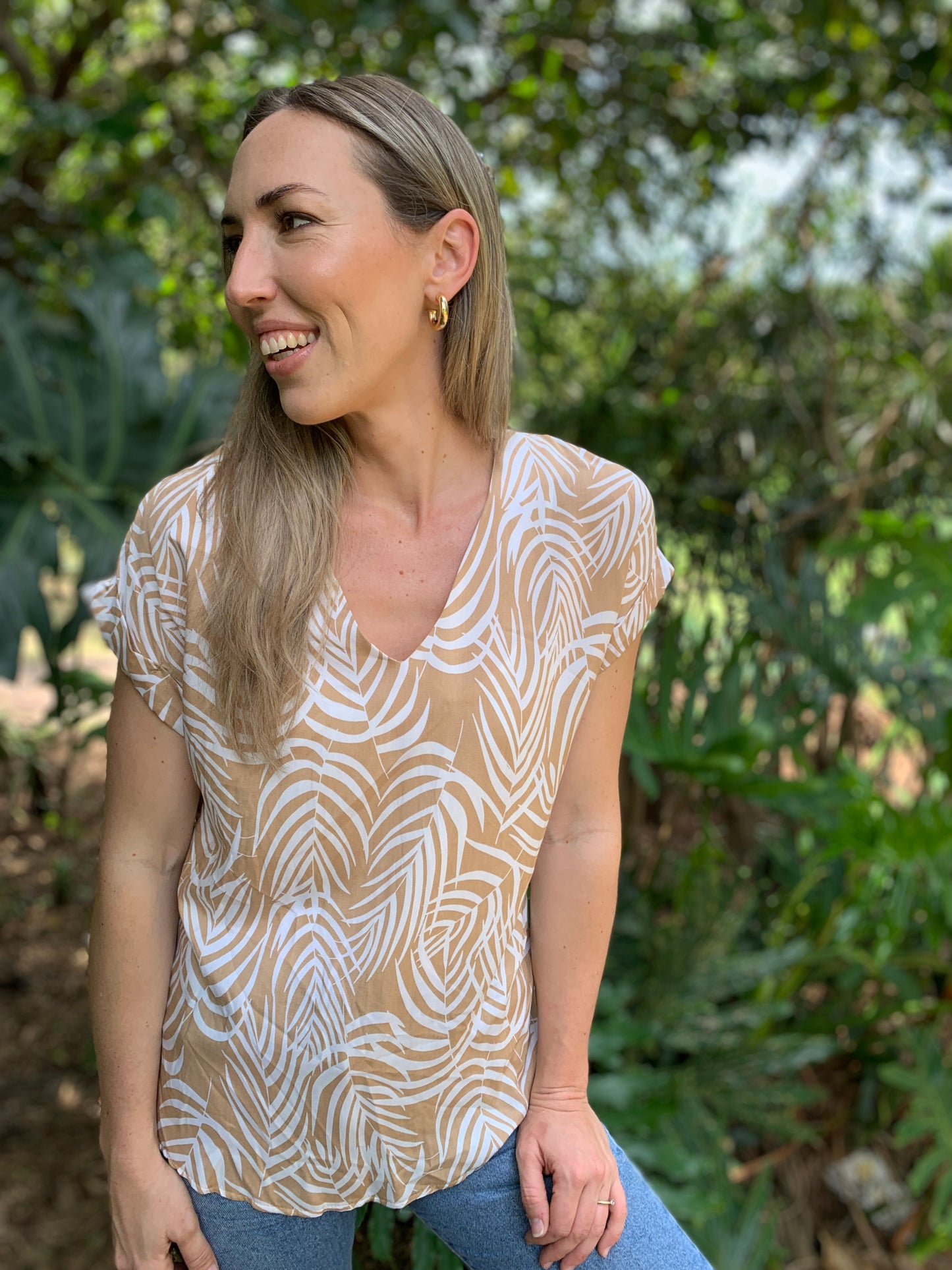 Sadie - Natural Palm: Basic V-Neck Top