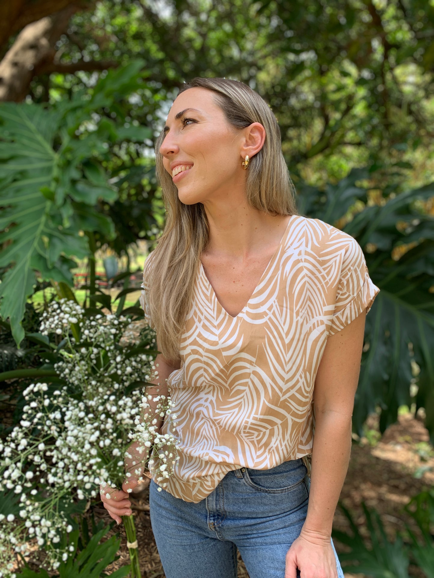 Sadie - Natural Palm: Basic V-Neck Top