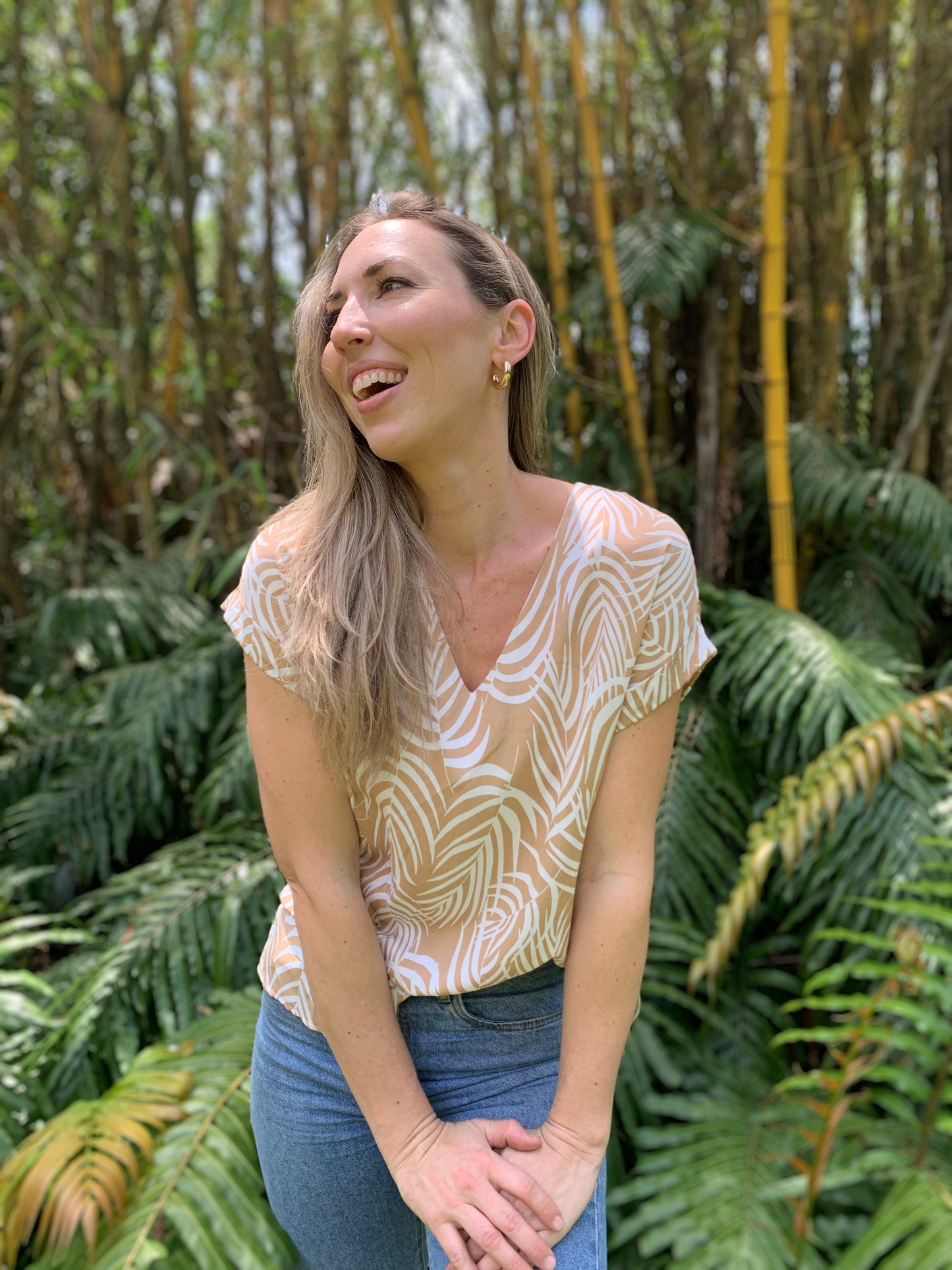 Sadie - Natural Palm: Basic V-Neck Top