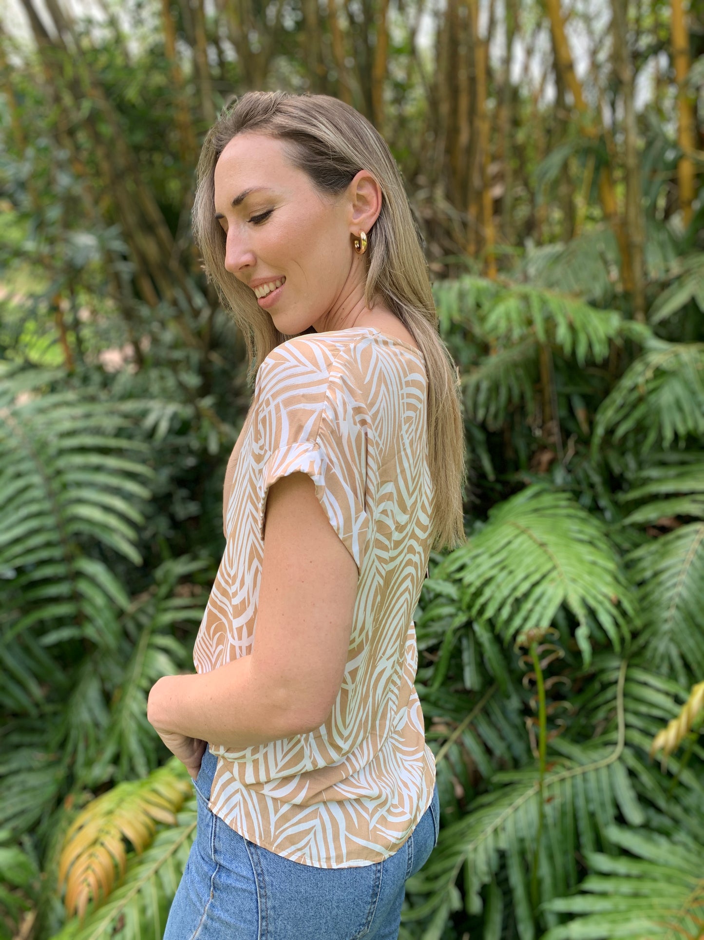 Sadie - Natural Palm: Basic V-Neck Top