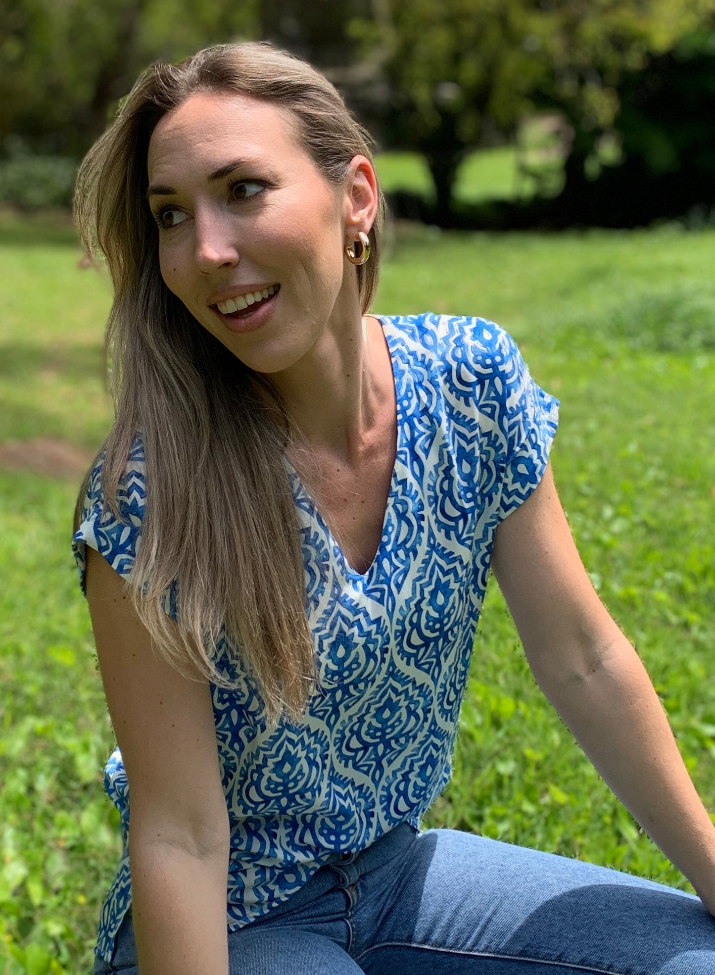 Sadie - Vintage Damaske in Blue: Basic V-Neck Top