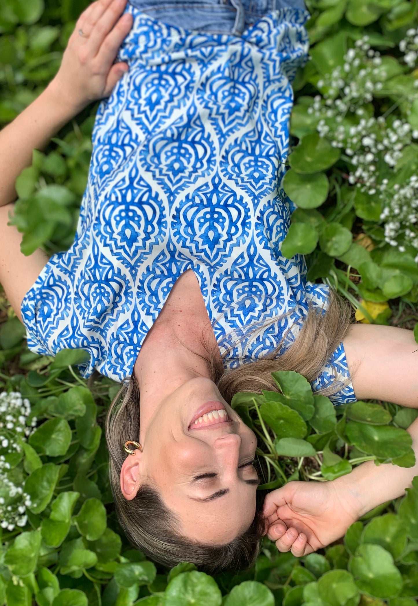 Sadie - Vintage Damaske in Blue: Basic V-Neck Top