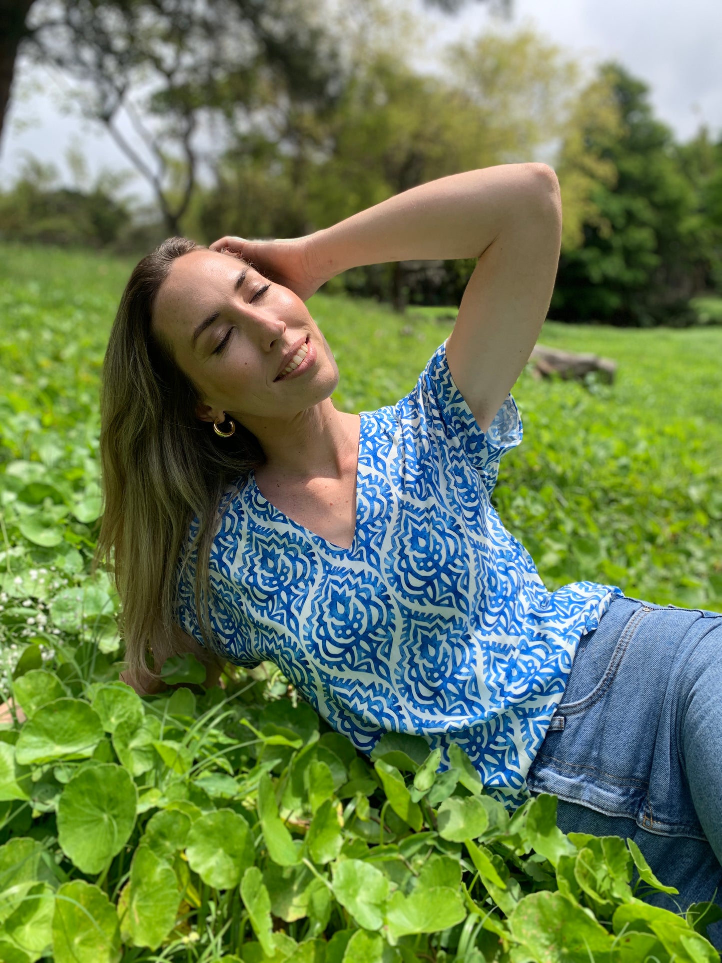 Sadie - Vintage Damaske in Blue: Basic V-Neck Top