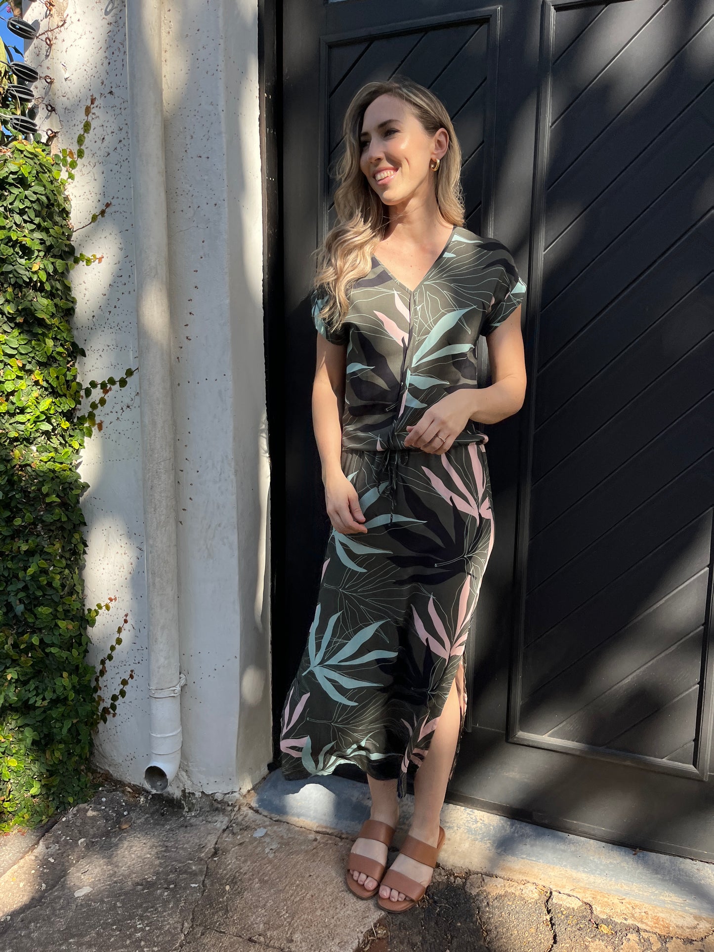 Sandy - Abstract Palm: Short Sleeve V-neck Binding Maxi Dress with drawstring