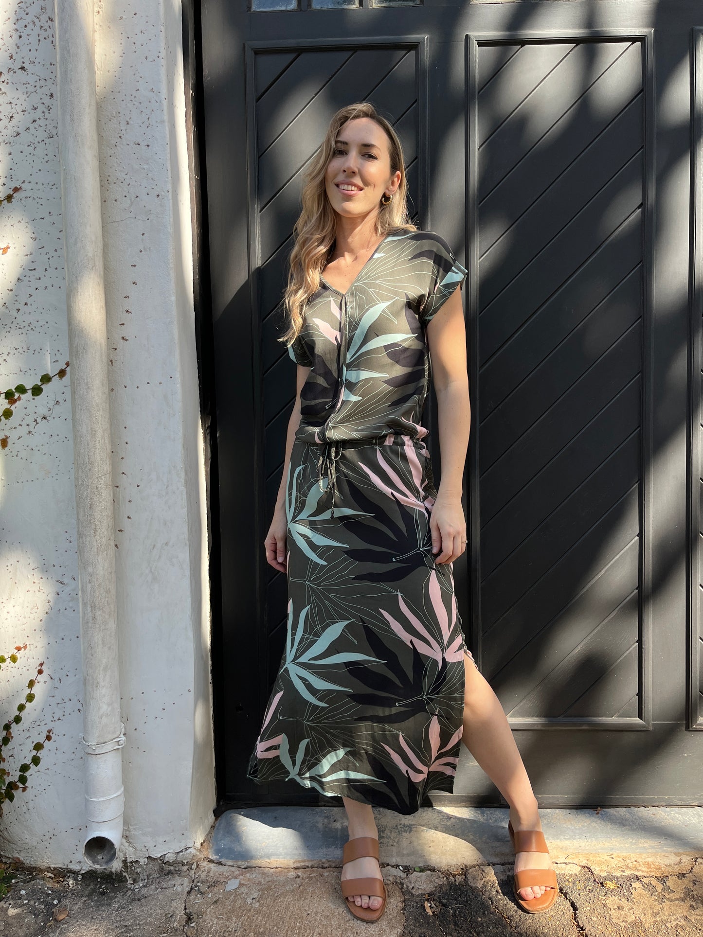 Sandy - Abstract Palm: Short Sleeve V-neck Binding Maxi Dress with drawstring