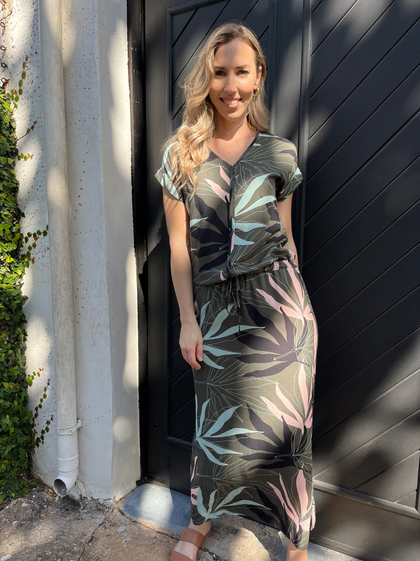Sandy - Abstract Palm: Short Sleeve V-neck Binding Maxi Dress with drawstring