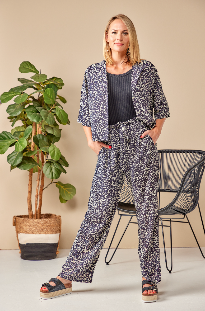 Jacs - Leopard Fantasy: Oversized Button-up Shirt