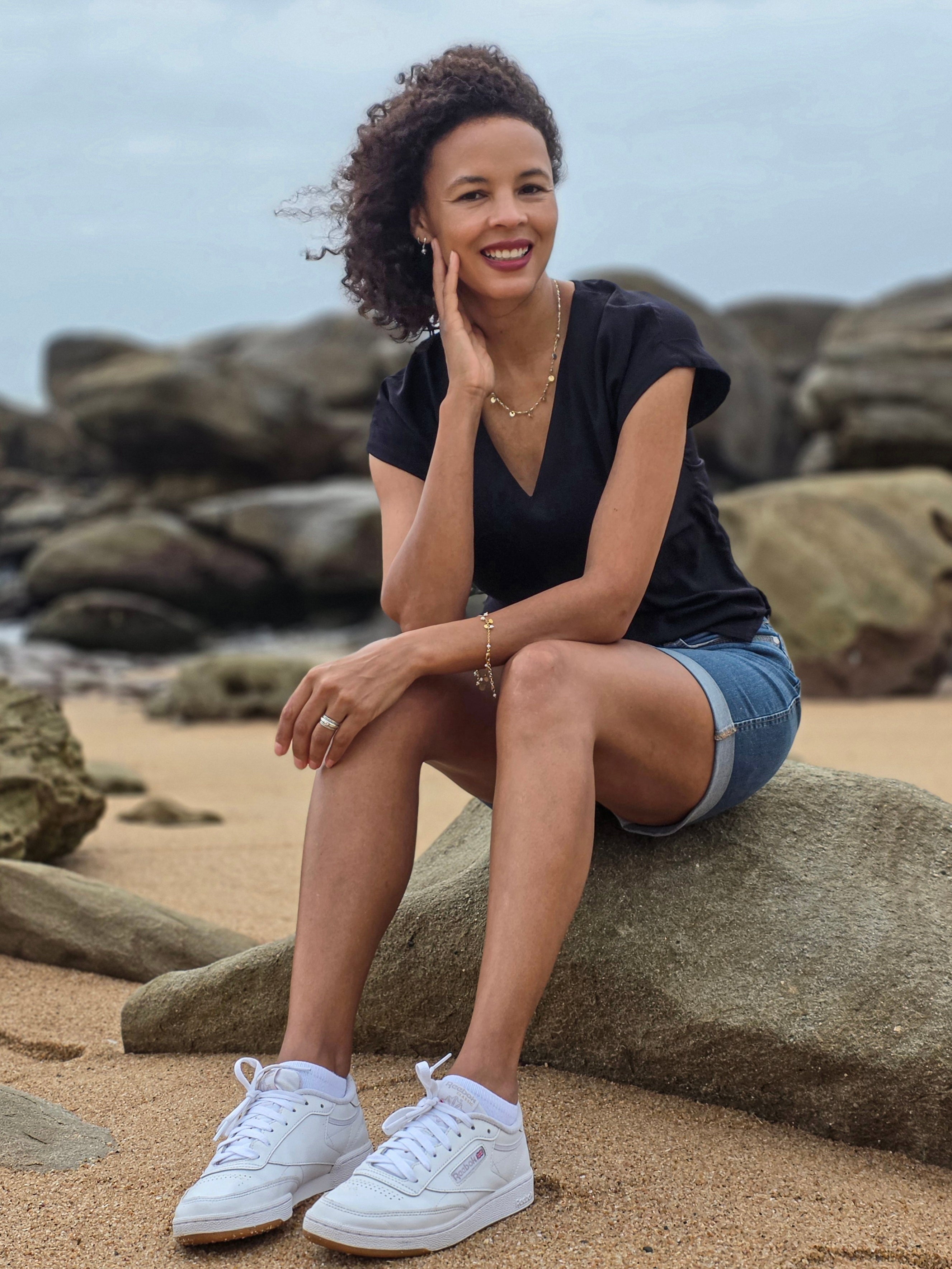 Sadie - Black: Basic V-Neck Top