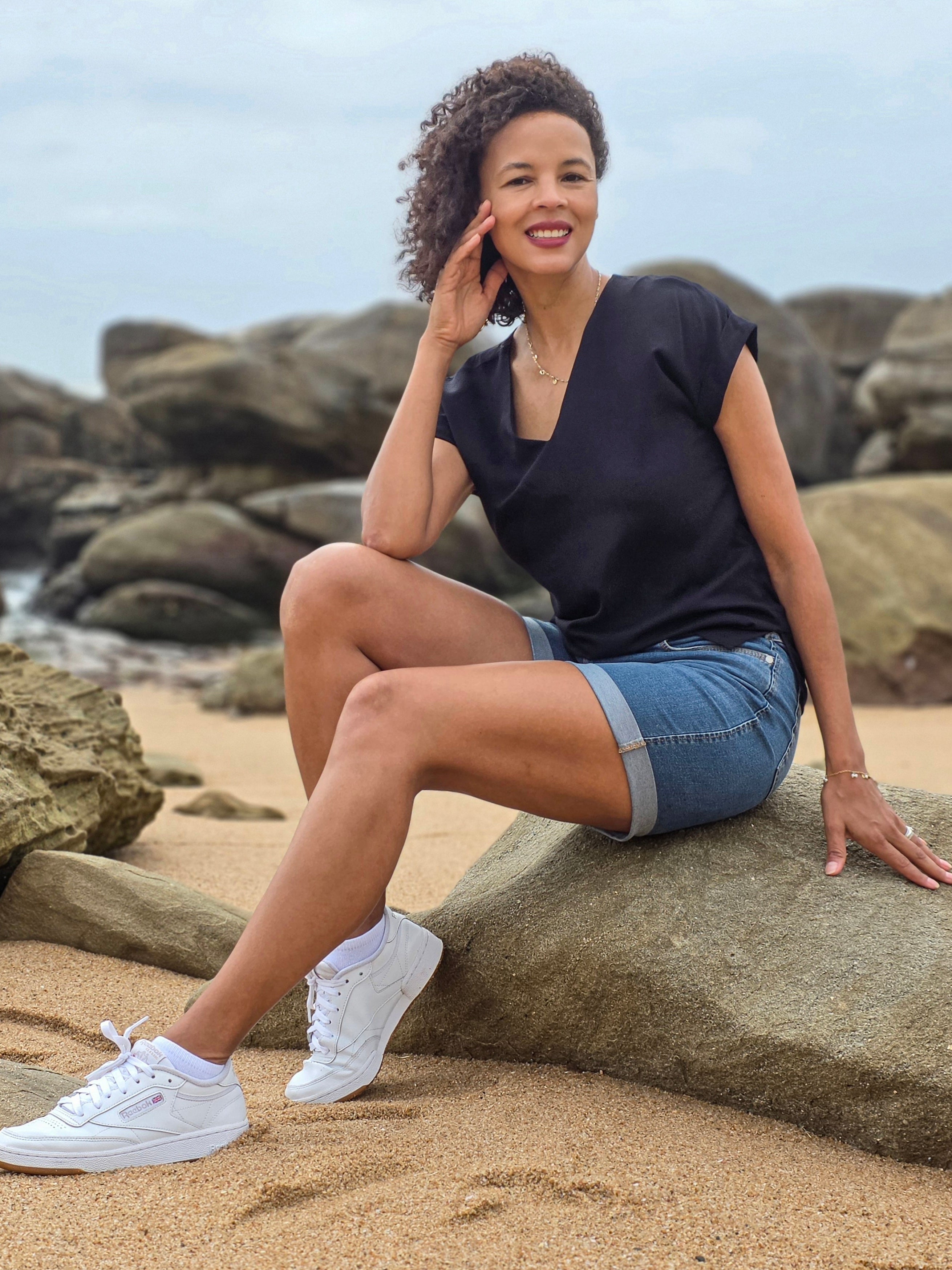 Sadie - Black: Basic V-Neck Top