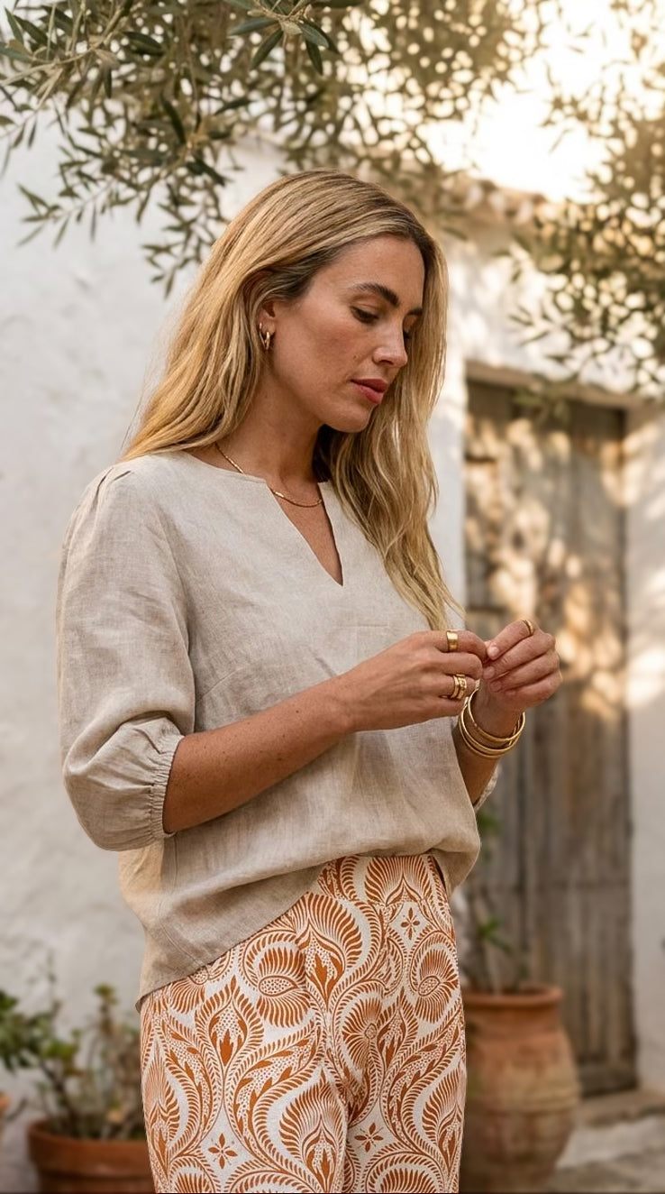 Luca - Natural linen: Classic V-neck blouse with elasticated sleeves
