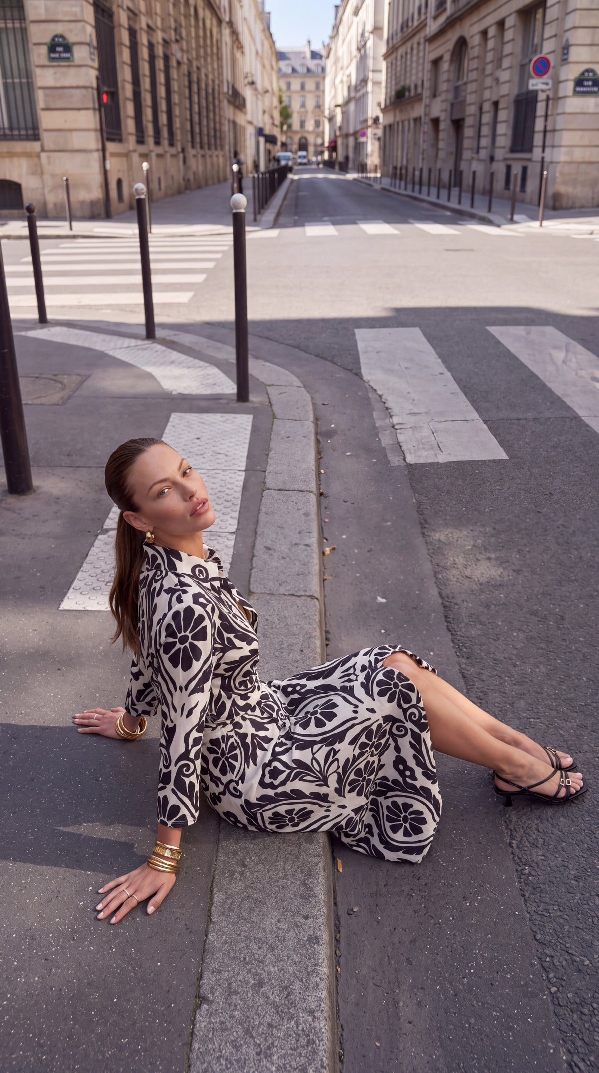 Jolie - Luna Petal Black: Built-in tie belt dress