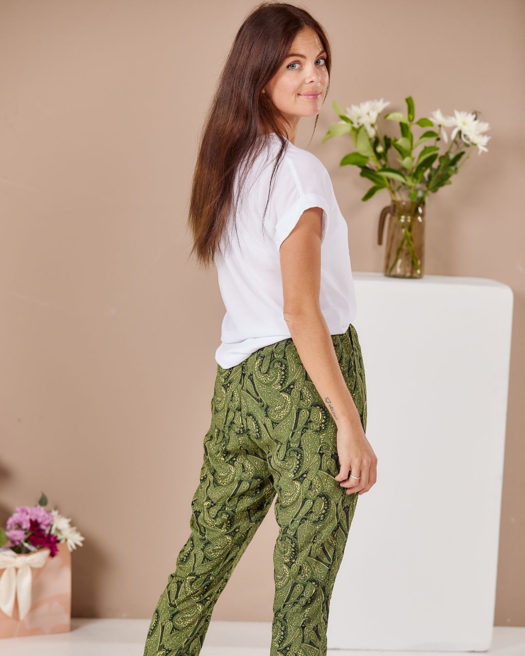 Gia - Breeze: Classic pants with elasticated waistband and straight leg