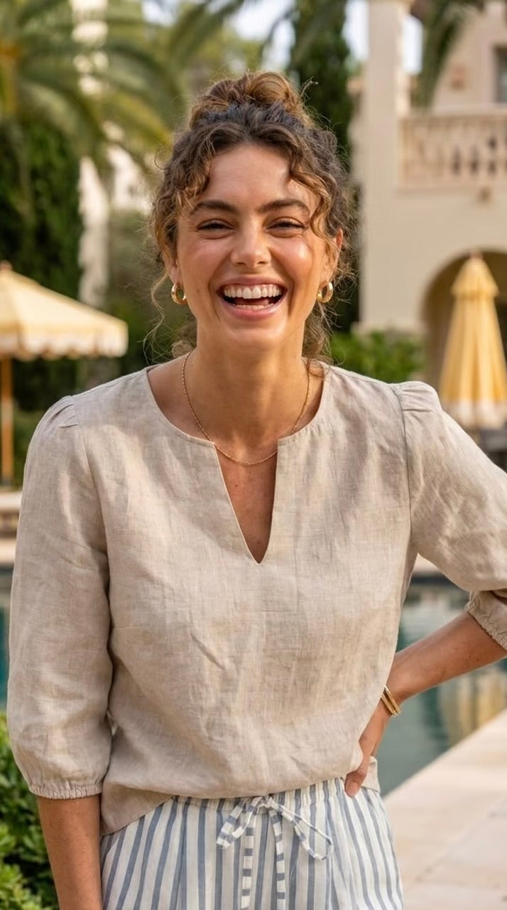 Luca - Natural linen: Classic V-neck blouse with elasticated sleeves