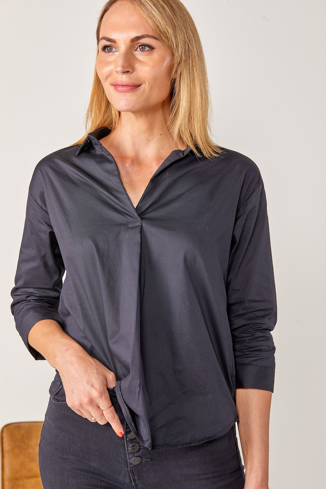 Amber - Plain Black in Poplin: Collared 3/4 sleeve shirt