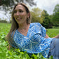 Sadie - Vintage Damaske in Blue:  Basic V-Neck Top