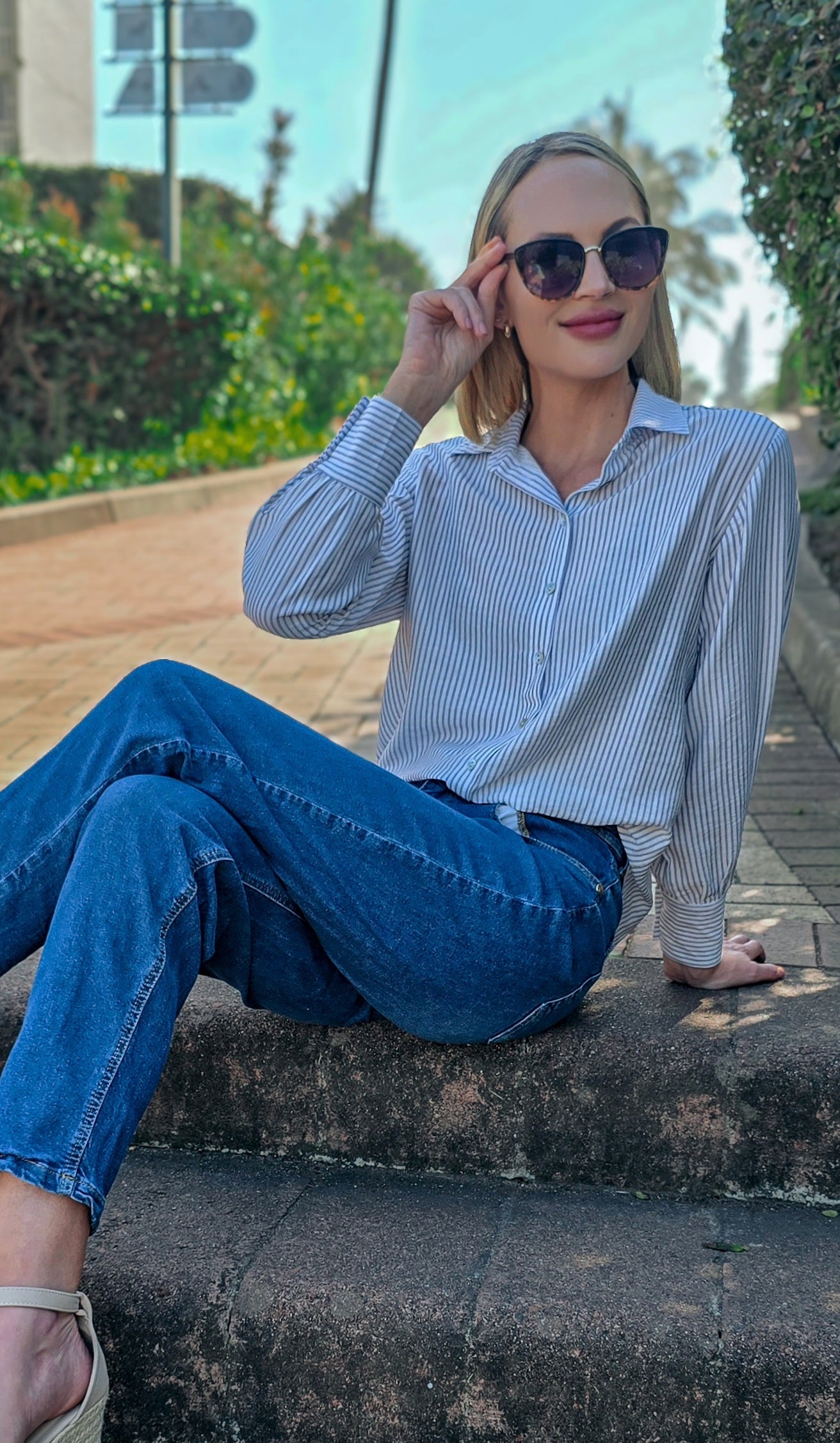 Ellie - Stripe linen blend: Classic Collared Shirt with a Cuff