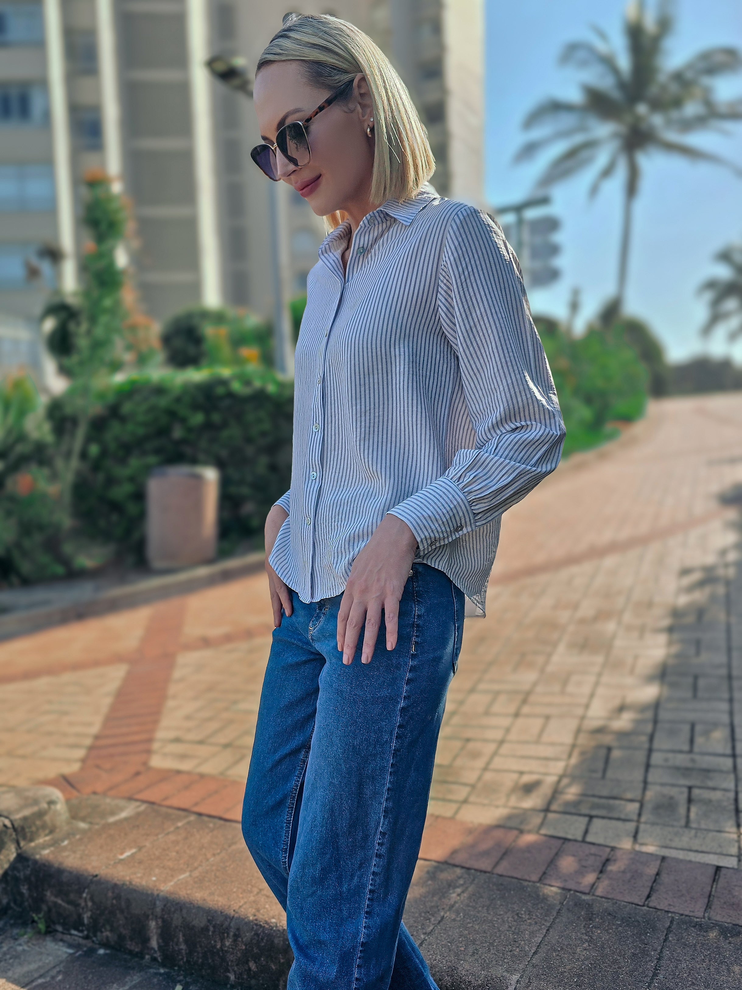 Ellie - Stripe linen blend: Classic Collared Shirt with a Cuff