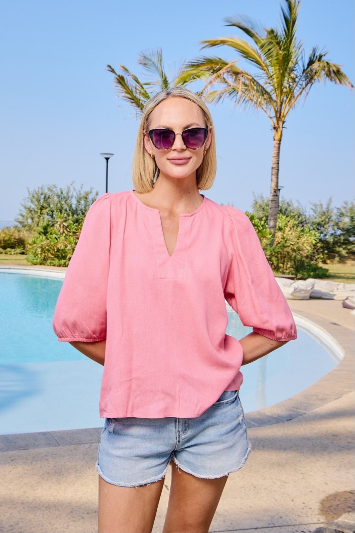 Luca - Pink: Classic V-neck blouse with elsticated sleeves