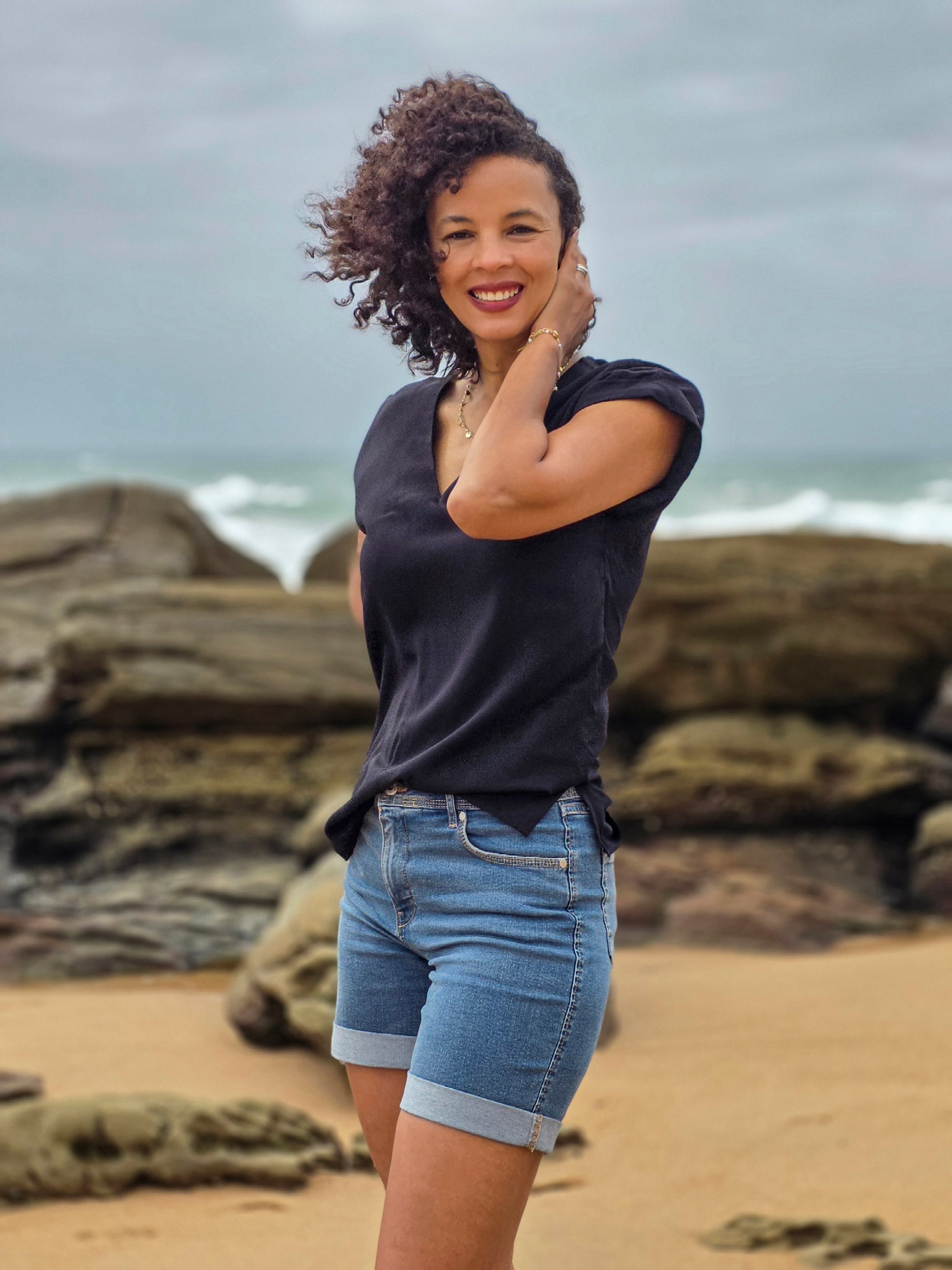 Sadie - Black: Basic V-Neck Top